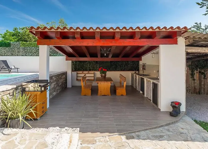 Mikales Semesterbostad *